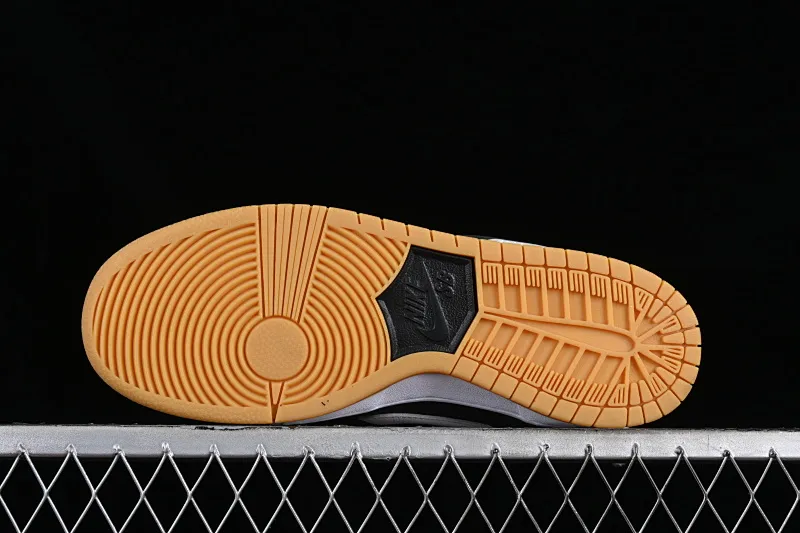 All Categories Nk SB Dunk Series Nk SB Dunk Low Low-top sneakers Nk SB Dunk Low "Black Gum" Raw rubber black and white SB low-top casual sneakers CD2563-006